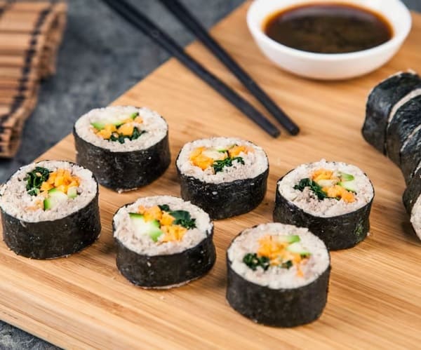 Sushi thuộc top những món ăn nổi tiếng Nhật Bản mà bạn nhất định phải thử 
