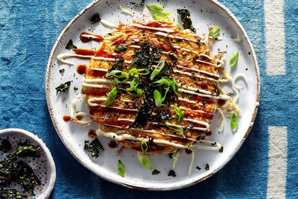 Bánh Okonomiyaki giòn bên trong mềm ẩm đầy ắp topping