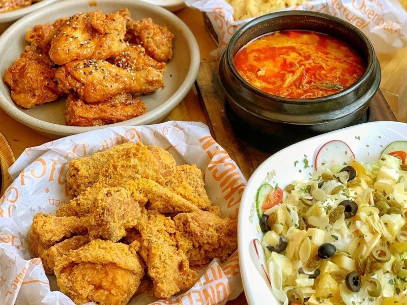 Don Chicken với các món gà rán sốt kiểu Hàn cực lạ miệng.